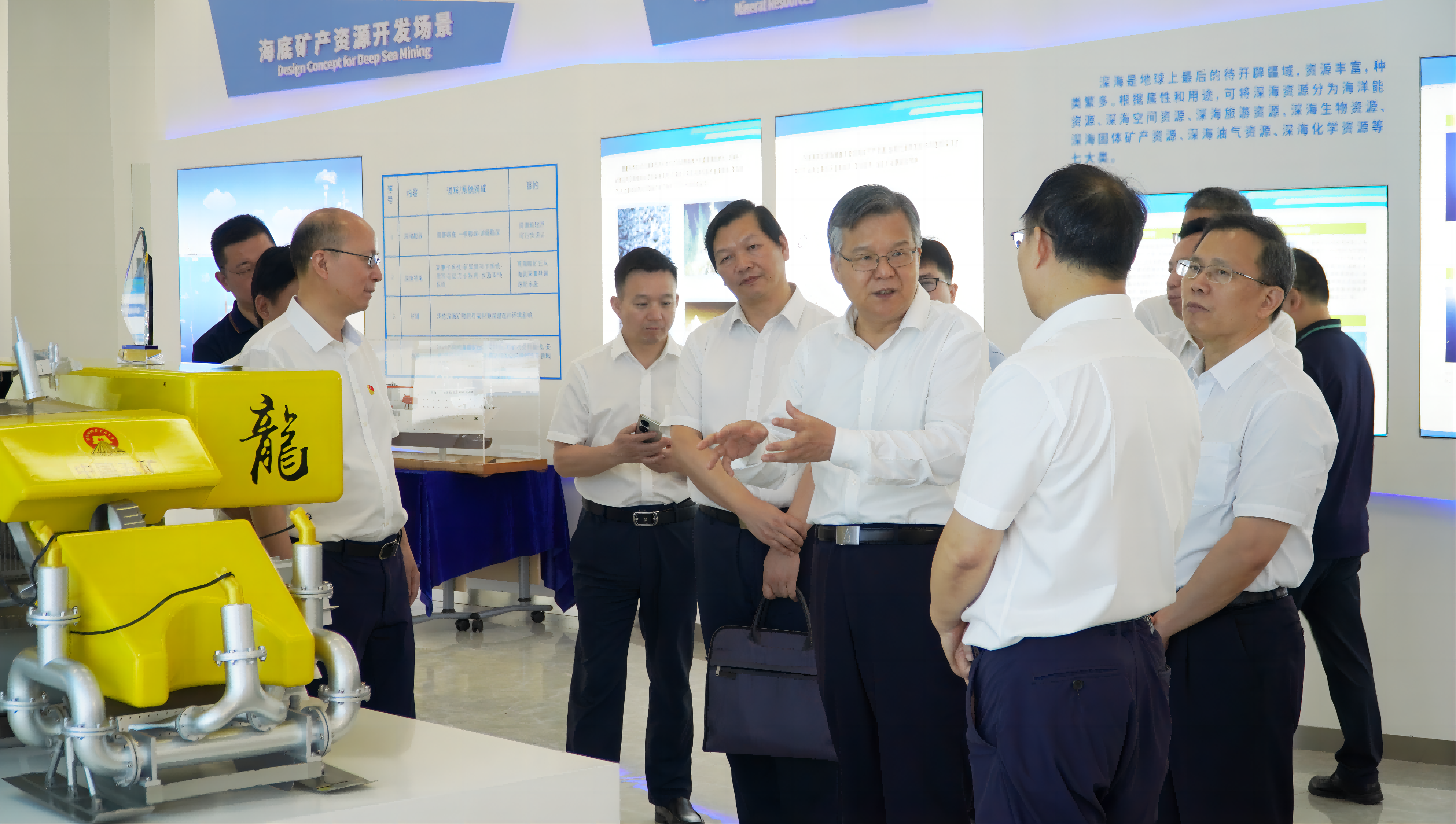 湖南省委常委、常務(wù)副省長(zhǎng)李殿勛到長(zhǎng)沙礦冶院調(diào)研