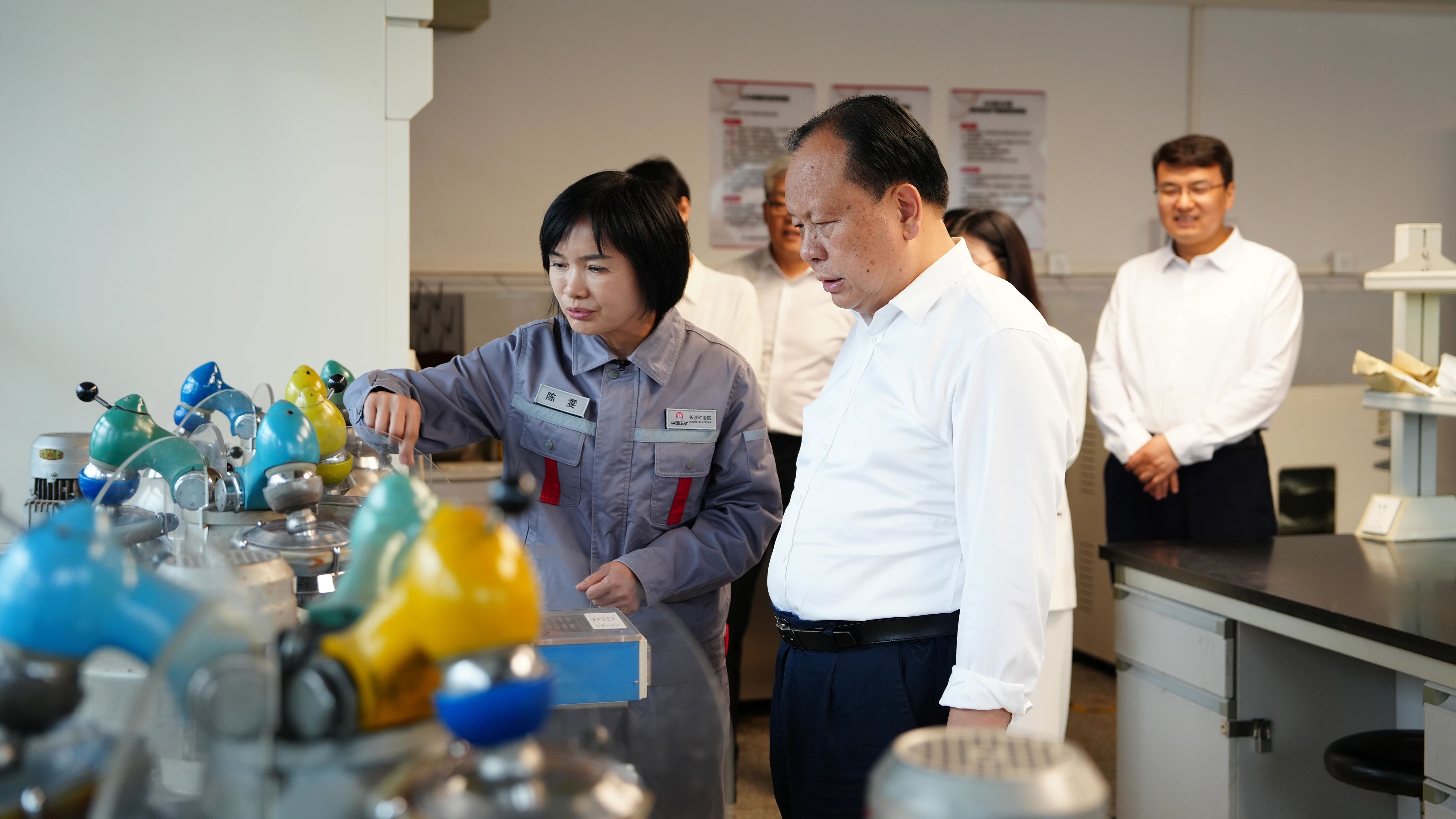 周農(nóng)到長(zhǎng)沙礦冶院調(diào)研并慰問(wèn)勞動(dòng)模范