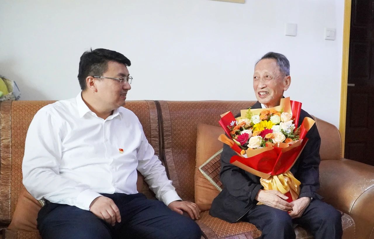 長(zhǎng)沙礦冶院開展“七一”走訪慰問活動(dòng)